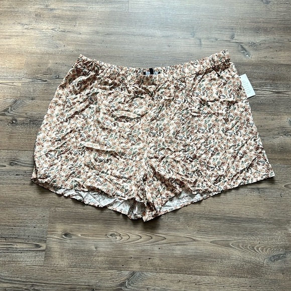 Eloquii Ditsy Floral Lightweight Dressy Shorts size 24 NWT Spring Summer Beach - Picture 1 of 8